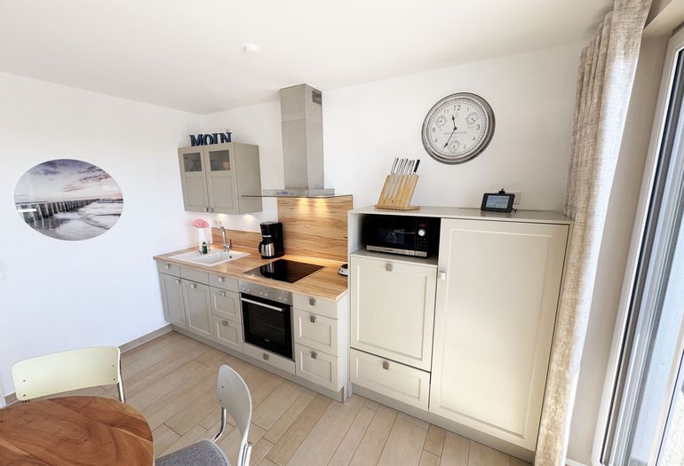 offene Küchenzeile mit diversen Küchenutensilien