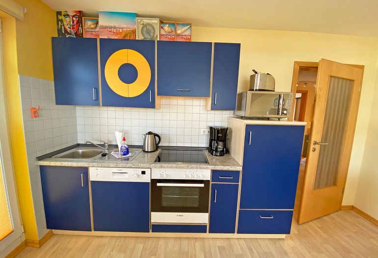 Küchenzeile mit Backofen