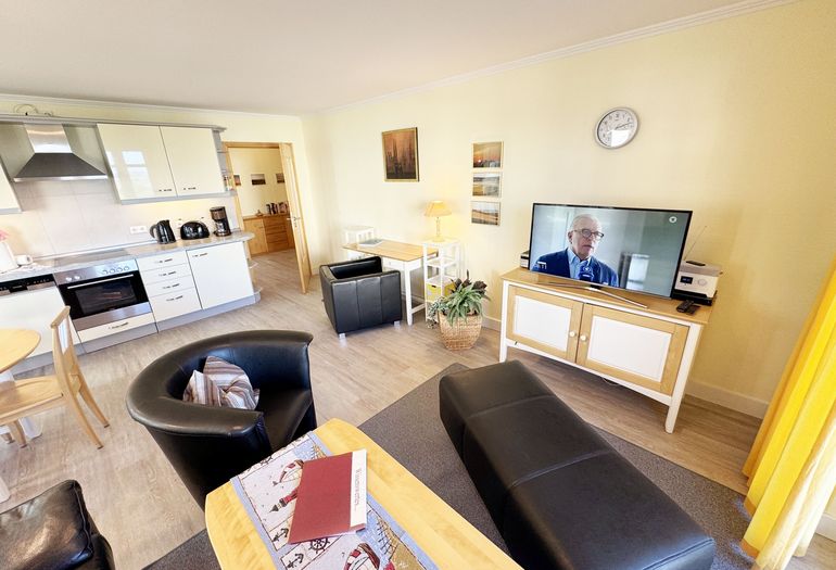 Wohnzimmer mit TV und Sesel