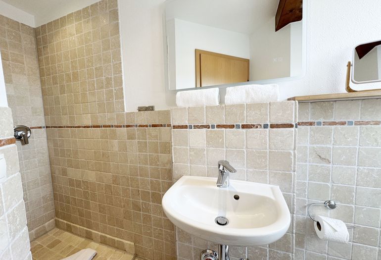 Badezimmer mit Dusche Badezimmer mit Dusche