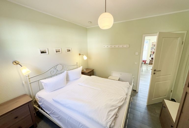 Schlafzimmer mit Doppelbett und Nachtischablagen Schlafzimmer mit Doppelbett und Nachtischablagen