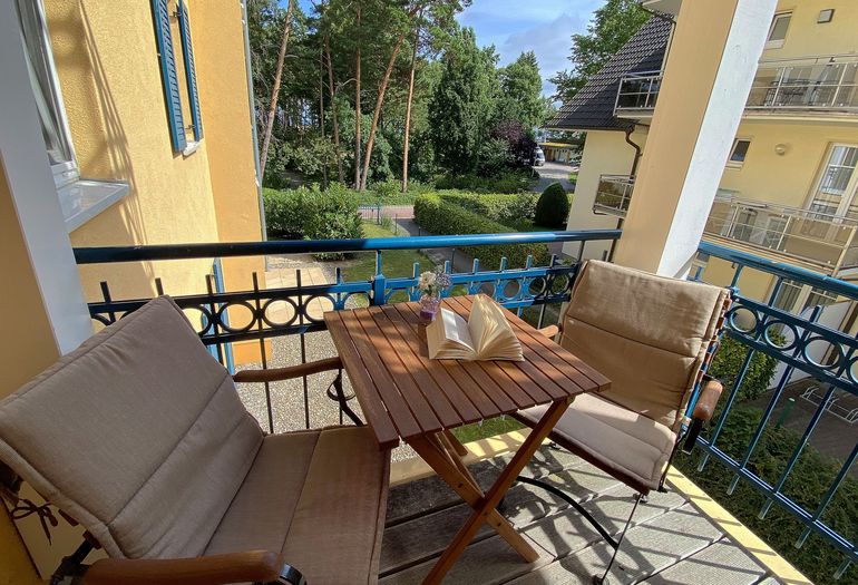 bestuhlter Balkon in ruhiger Lage