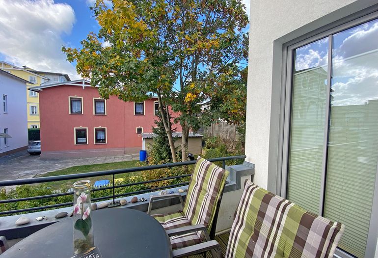 bestuhlter Balkon welcher zur Seite liegt