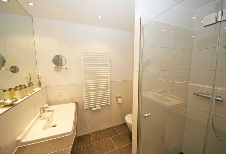 Badezimmer mit Dusche