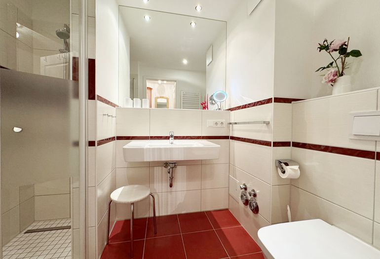 Badezimmer mit großzügigem Waschplatz Badezimmer mit großzügigem Waschplatz