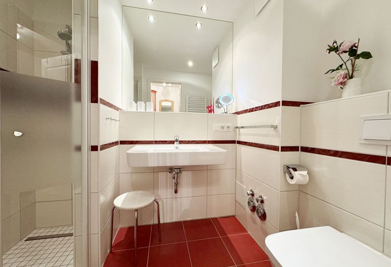 Badezimmer mit großzügigem Waschplatz Badezimmer mit großzügigem Waschplatz