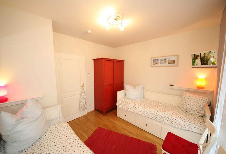 2. Schlafzimmer mit Kleiderschrank 2. Schlafzimmer mit Kleiderschrank