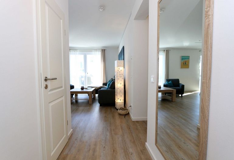 Eingangsbereich mit Spiegel Eingangsbereich mit Spiegel