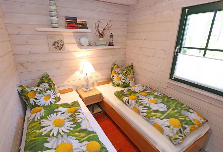 1. Schlafzimmer mit Kleiderschrank