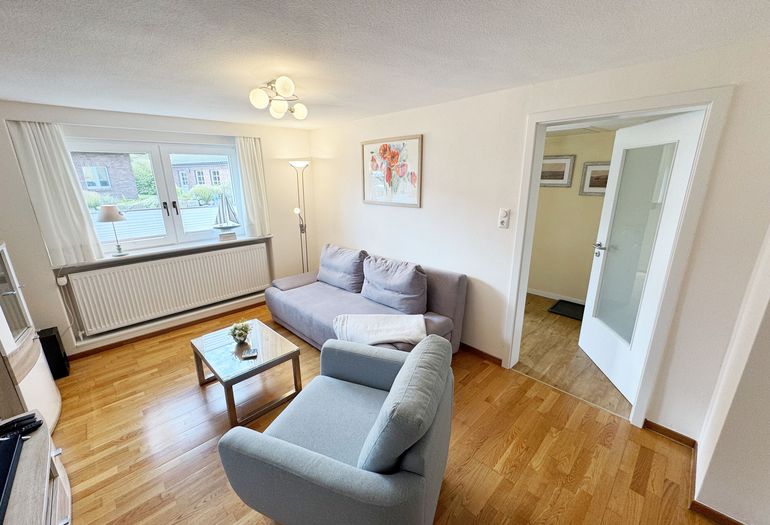 modernes Wohnzimmer mit Couch und Blick nach draußen