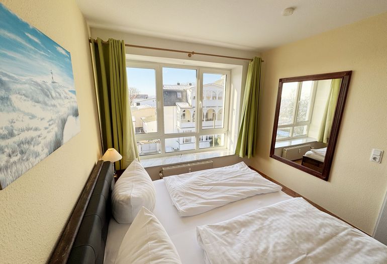 Schlafzimmer mit Doppelbett