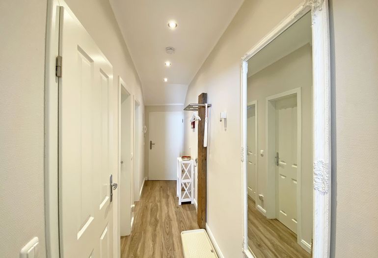 Flur mit Garderobe und Spiegel Flur mit Garderobe und Spiegel