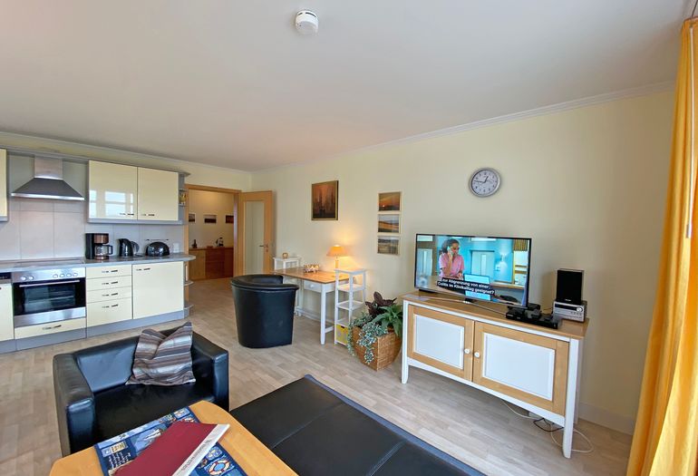 Wohnzimmer mit TV und Blick zur Küchenzeile Wohnzimmer mit TV und Blick zur Küchenzeile