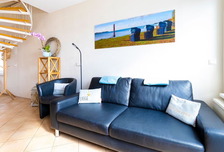 Wohnzimmer mit gemütlicher Couch Wohnzimmer mit gemütlicher Couch