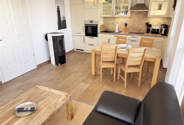 Blick zum Ess-/Kochbereich mit Kamin