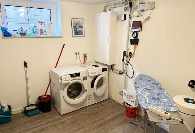 Wirtschaftsraum mit Waschmaschine und Trockner Wirtschaftsraum mit Waschmaschine und Trockner