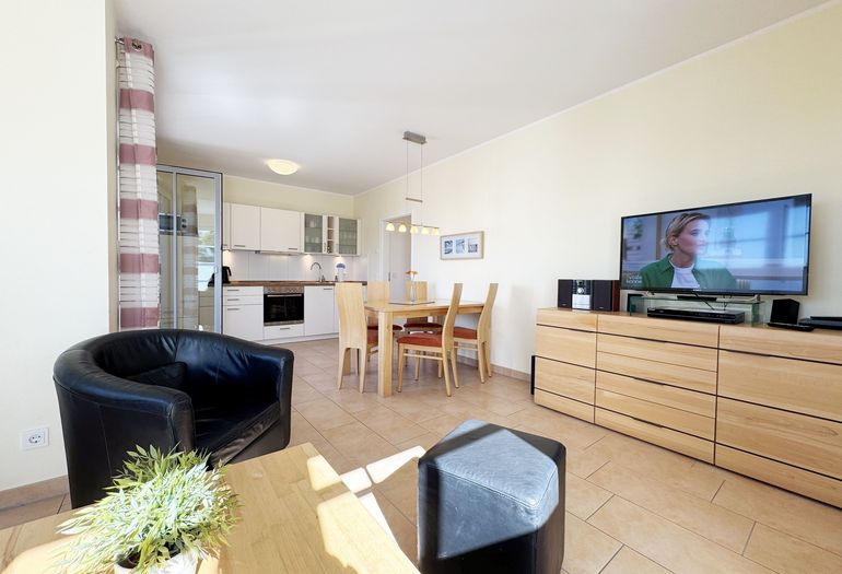 gemütliches Wohnzimmer mit Smart-TV