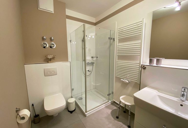 Badezimmer mit Dusche und Waschbecken Badezimmer mit Dusche und Waschbecken