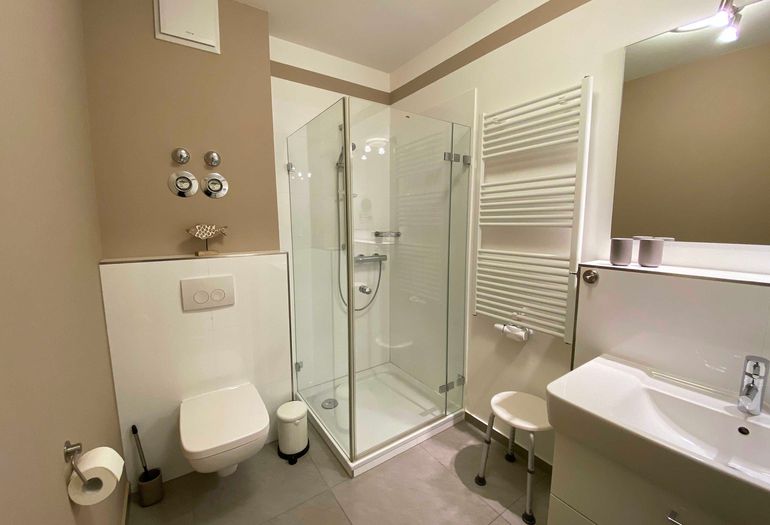 Badezimmer mit Dusche und Waschbecken