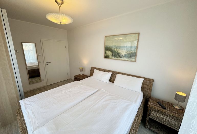 helles und freundliches Schlafzimmer mit Doppelbett