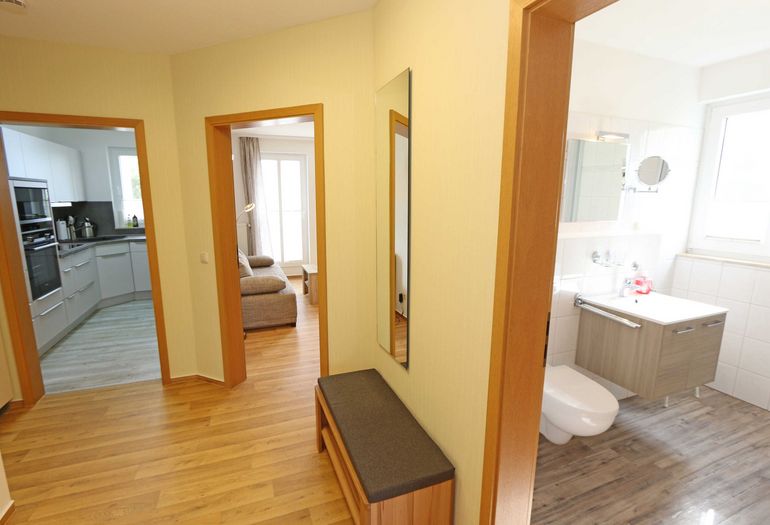 Flur mit kleiner Sitzbank Flur mit kleiner Sitzbank