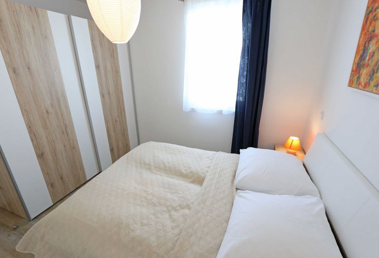 3. Schlafzimmer mit Doppelbett und Kleiderschrank