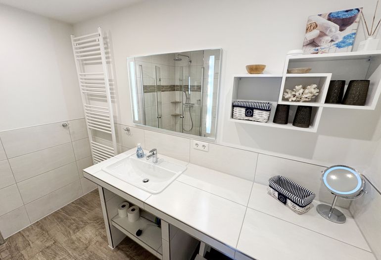 innenliegendes Badezimmer mit Waschbecken innenliegendes Badezimmer mit Waschbecken