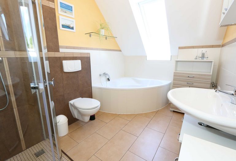 Badezimmer mit Badewanne