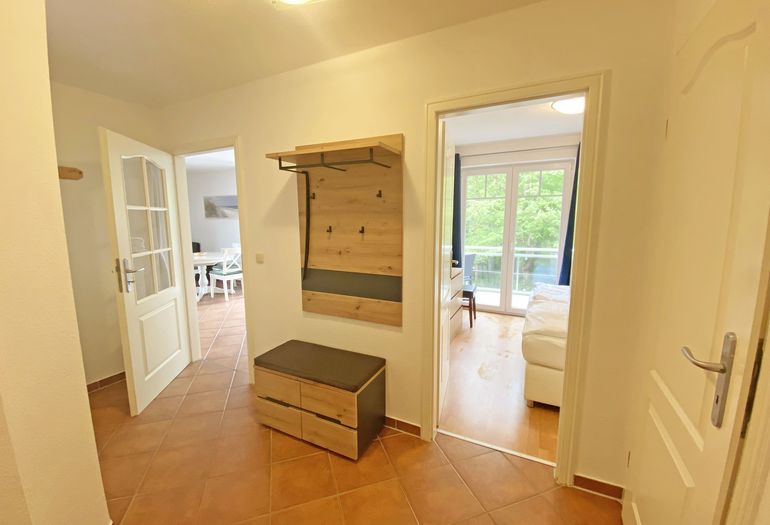 Flurbereich mit Zugang zum Bad, Schlafraum und zum Wohnzimmer