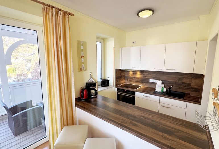 Küchenzeile mit modernen Geräten