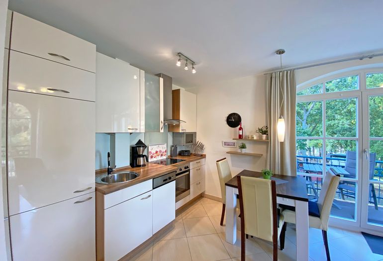 Küchenzeile mit Backofen Küchenzeile mit Backofen