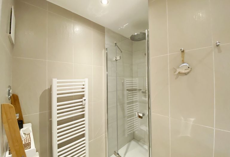 Badezimmer mit WC und Dusche