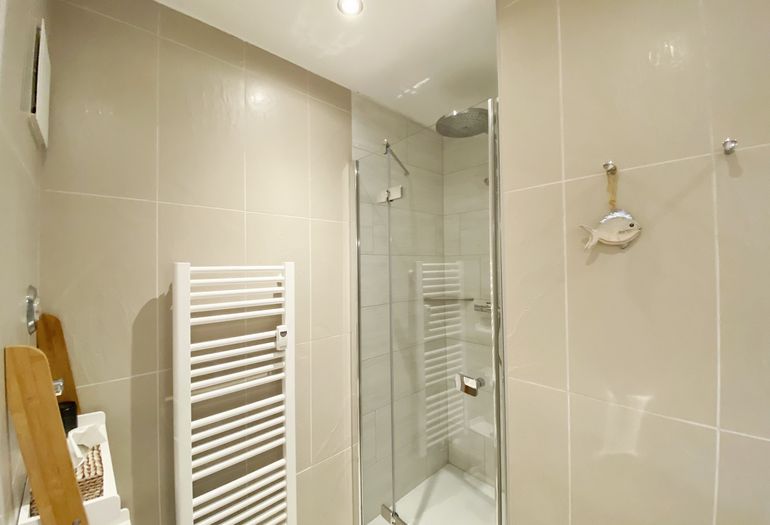 Badezimmer mit WC und Dusche Badezimmer mit WC und Dusche