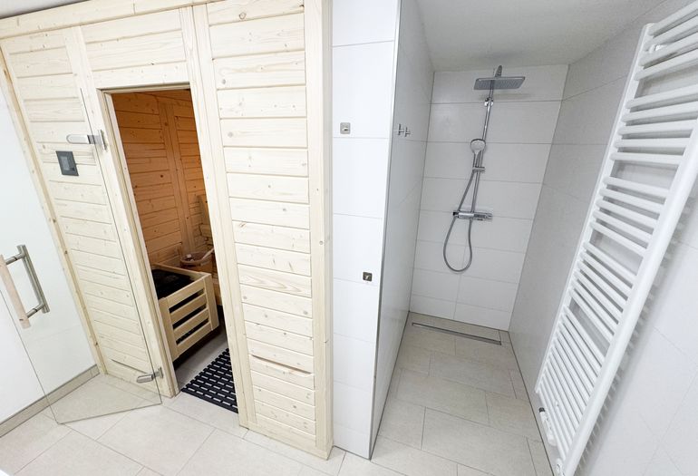 Tageslichtbad mit ebenerdiger Dusche