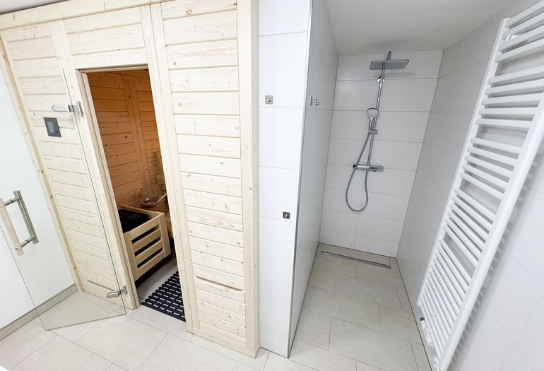 Tageslichtbad mit ebenerdiger Dusche Tageslichtbad mit ebenerdiger Dusche