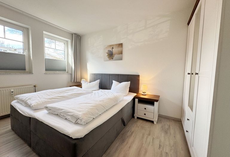 Schlafzimmer mit Doppelbett und Kleiderschrank