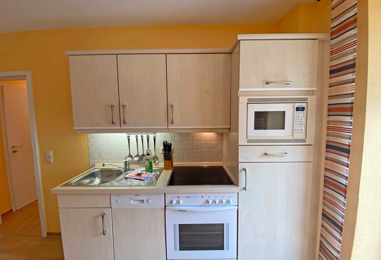 Küchenzeile mit Backofen Küchenzeile mit Backofen