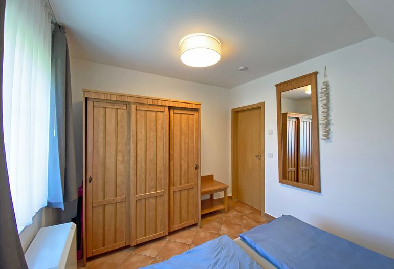 Schlafzimmer mit Kleiderschrank