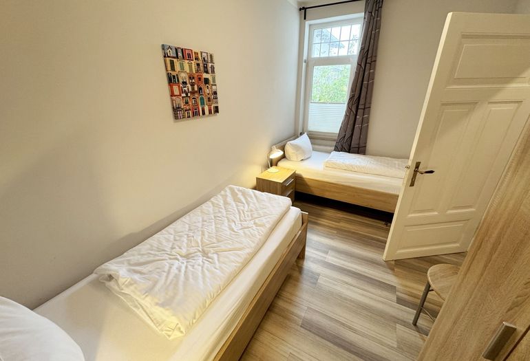 Schlafzimmer mit 2 bequemem Einzelbetten