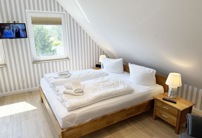 1. Schlafzimmer mit Doppelbett und Nachttischablagen 1. Schlafzimmer mit Doppelbett und Nachttischablagen