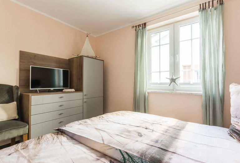 1. Schlafzimmer mit Kommode und TV