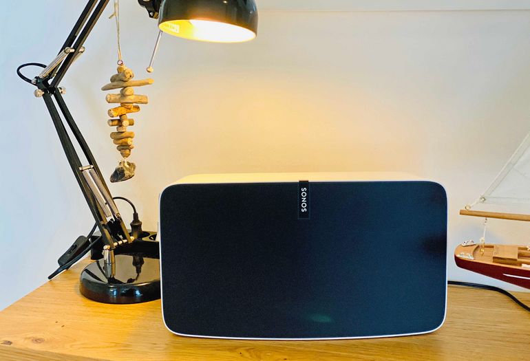 Dekoration auf dem Schreibtisch im Wohnzimmer