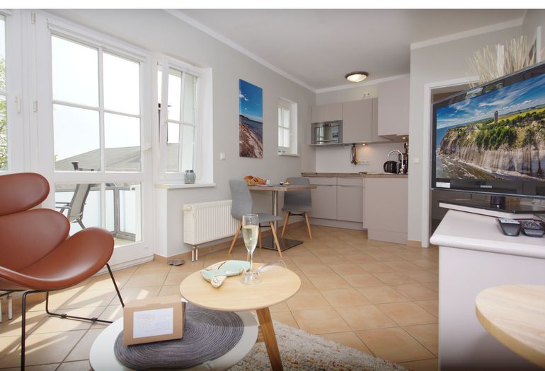 Wohnzimmer mit Blick zur Küchenzeile Wohnzimmer mit Blick zur Küchenzeile