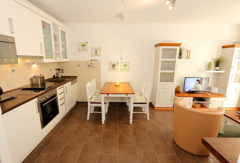 moderne Küche mit Backofen