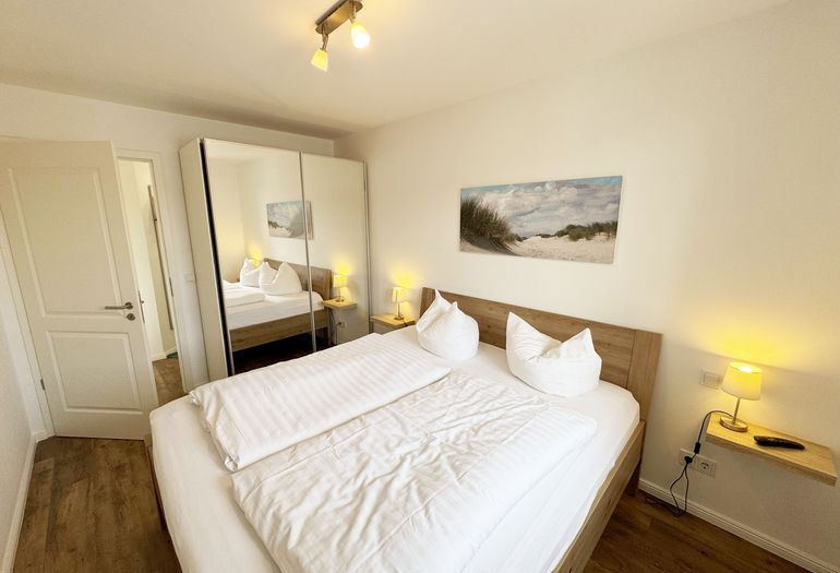 1. Schlafzimmer mit Doppelbett und Kleiderschrank