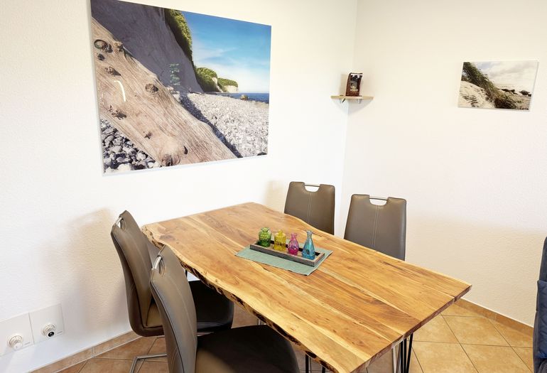 Essbereich mit Stühlen