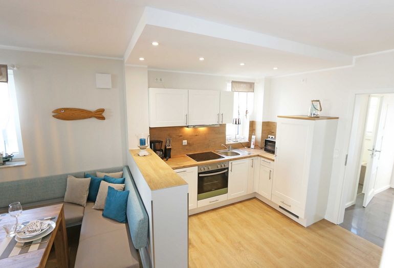 moderne Küchenzeile mit Backofen