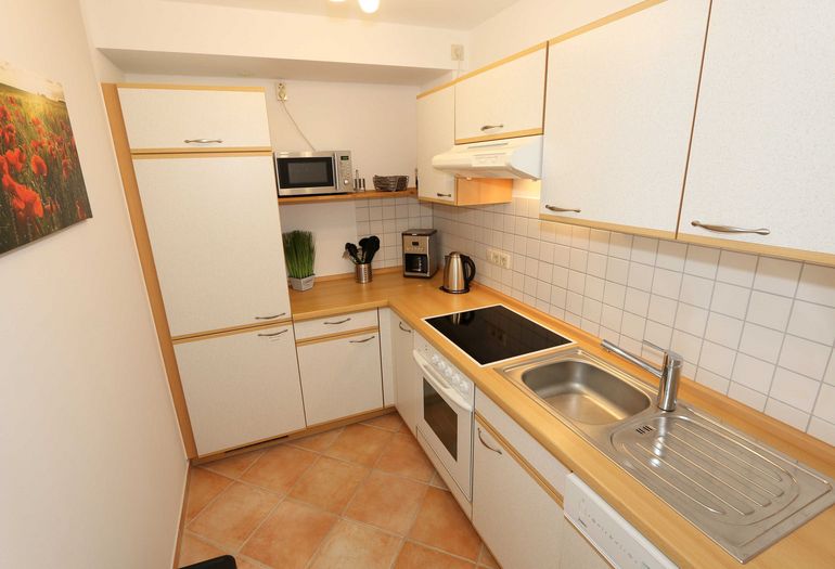 Küchenzeile mit Backofen