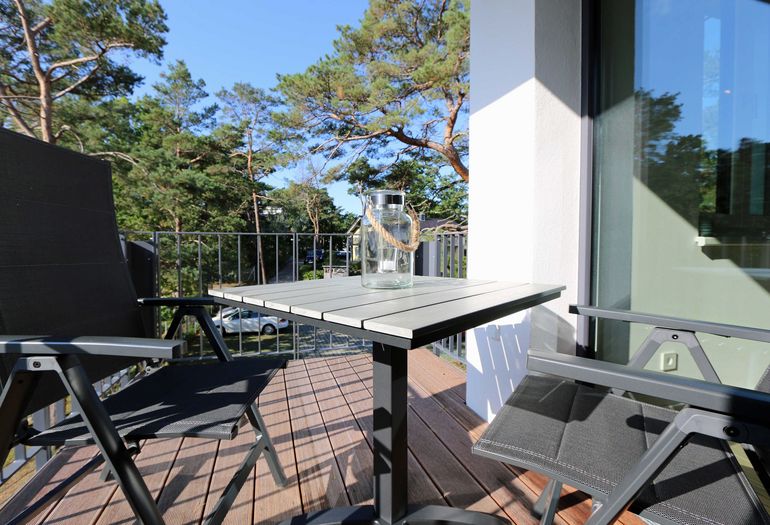 bestuhlter Balkon mit Blick ins Grüne
