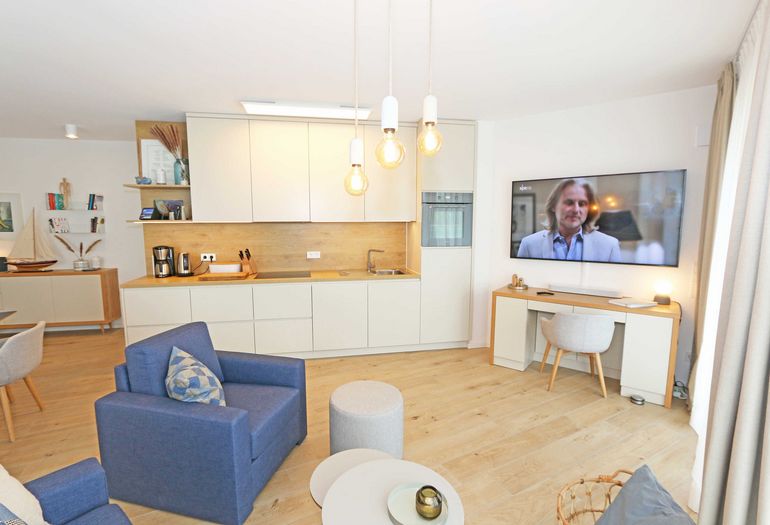 Blick vom Wohnzimmer zur modernen Küchenzeile